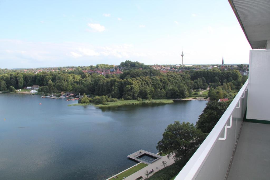 巴特塞格贝格Seeblick Bad Segeberg的阳台享有湖景