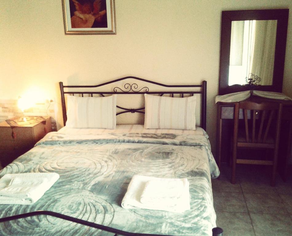 卡托劳塔翁Guesthouse Adonis的一间卧室配有一张床,上面有两条毛巾