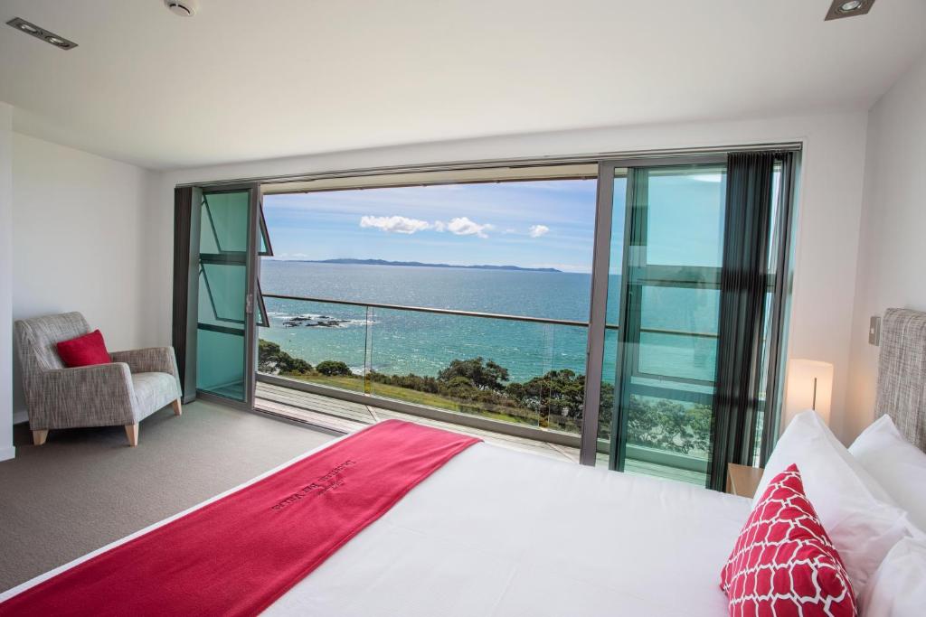 Cable Bay无疑海湾别墅酒店的一间带大床的卧室,享有海景