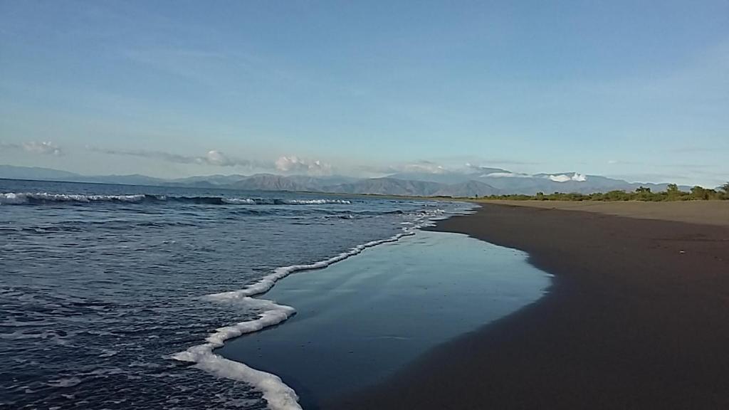 Sablayan萨布拉延帕拉伊索海滩度假酒店的海滩与大海和海岸线