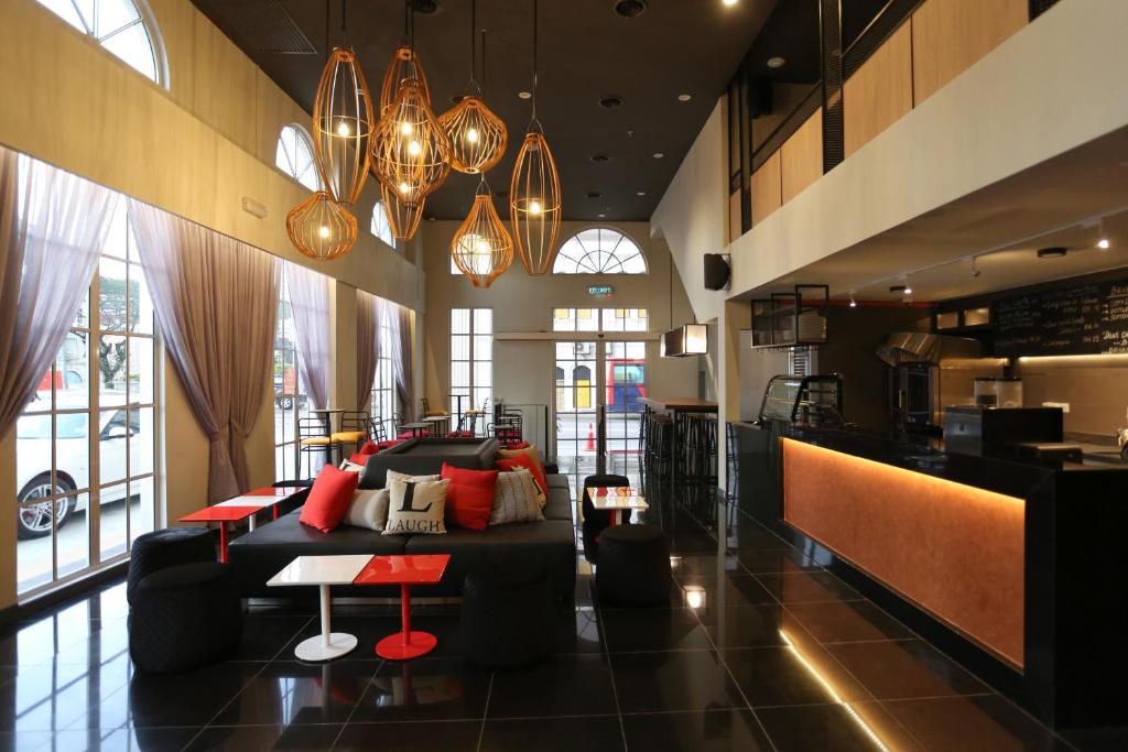 吉隆坡J大道酒店 - 中央市场的带沙发和酒吧的客厅