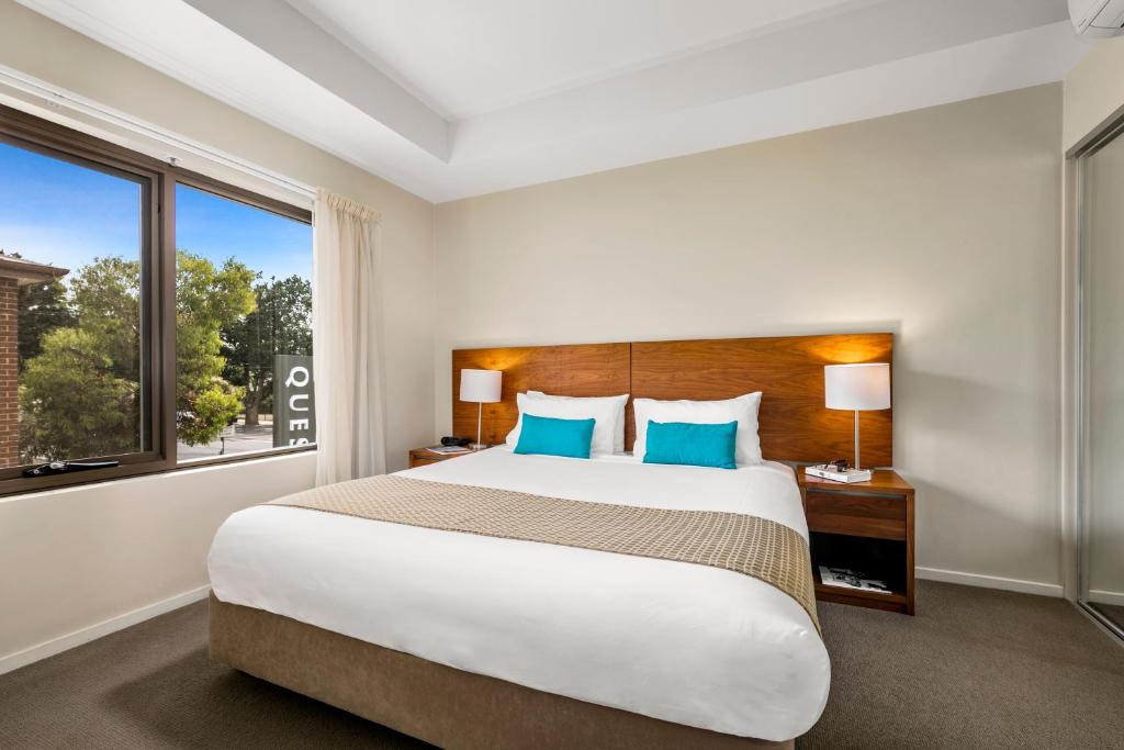本迪戈肯斯特迪戈中心酒店的一间卧室设有一张大床和一个大窗户