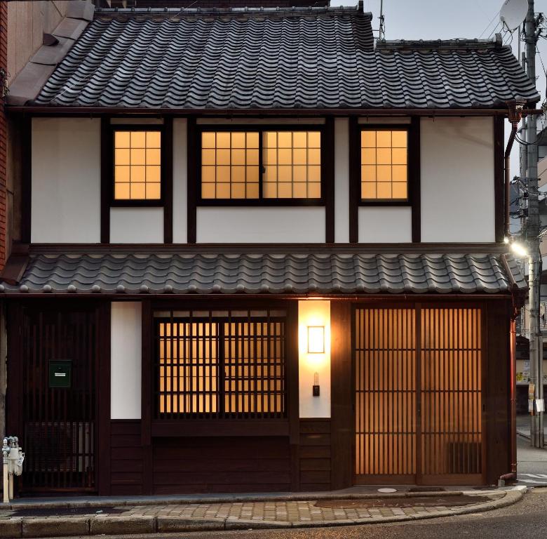 京都Machiya Kamo River 7的一座日式房子,拥有黑白的建筑
