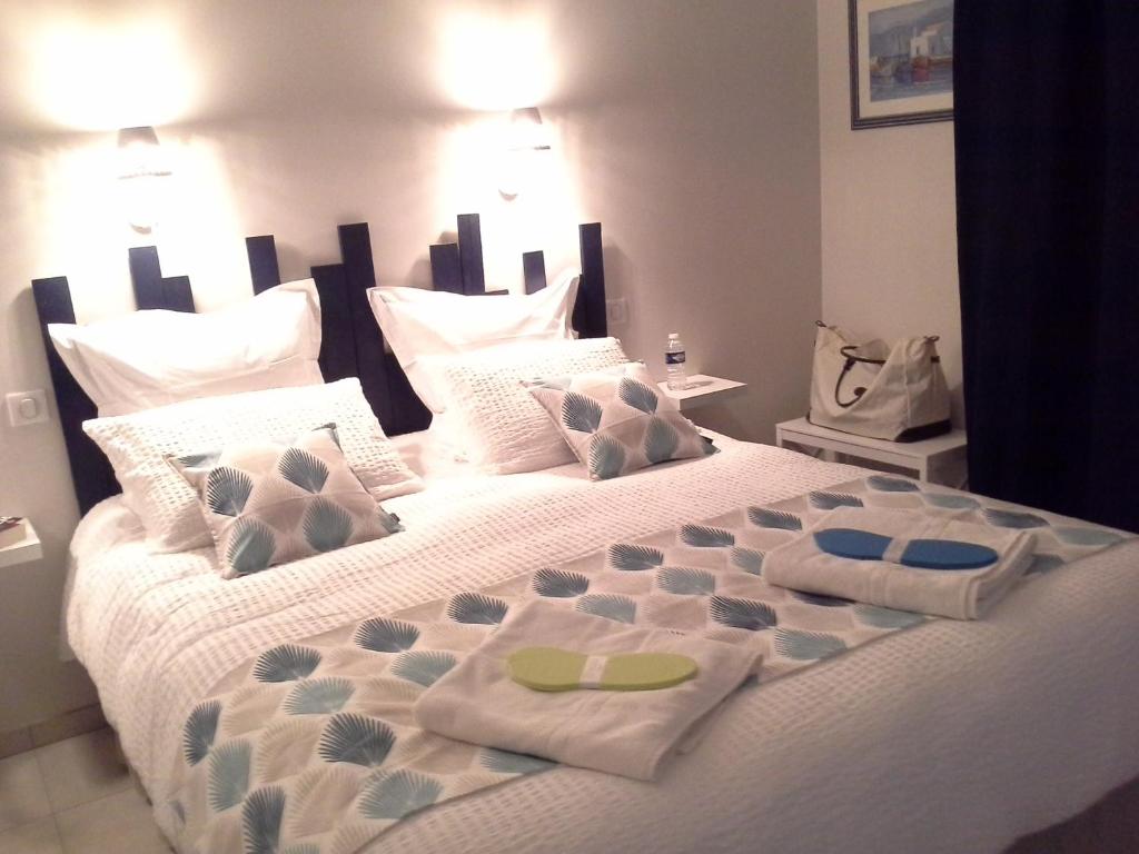 佩萨克Crisalys Chambres d'Hôtes的一间卧室配有一张床,上面有两条毛巾