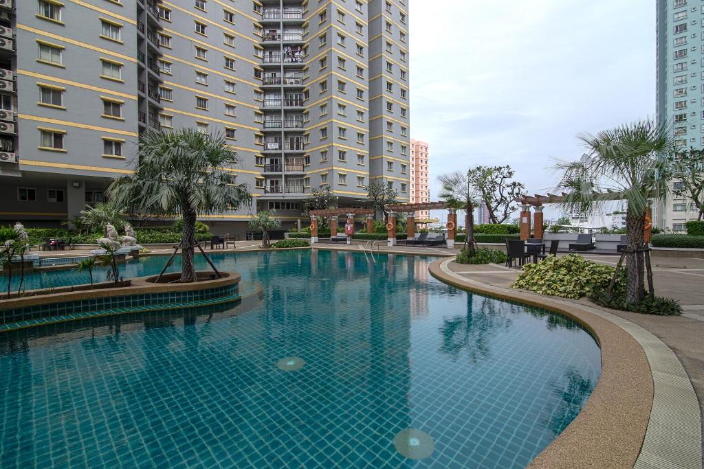 曼谷曼谷沙吞路耐拉提瓦斯公寓酒店的一座游泳池,位于一些高楼前