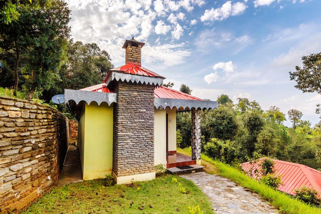 考萨尼Himalaya Darshan Resort的墙上有烟 ⁇ 的小房子