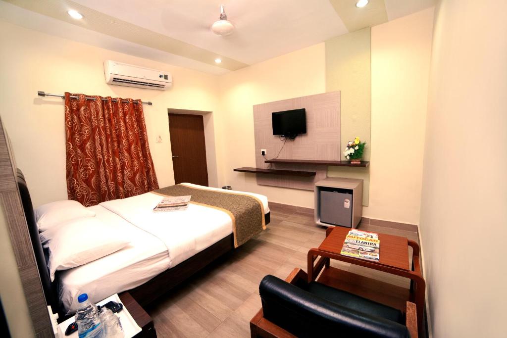 海得拉巴泰姬玛哈酒店（阿比兹路店）的一间酒店客房,配有一张床和一台电视