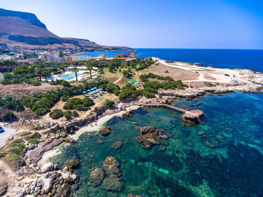 瓦尔德利切La Tonnara di Bonagia Resort的享有海滩和海洋的空中景致