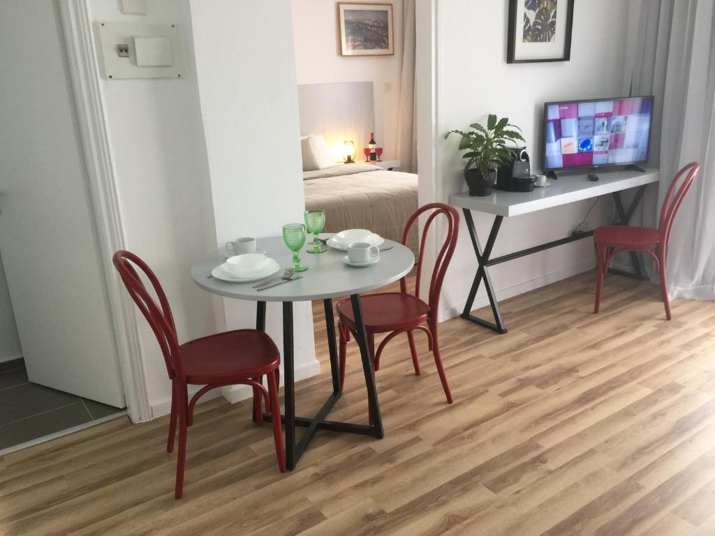 拉纳卡Pasithea Holiday Apartments的一间带桌椅和一张床的用餐室