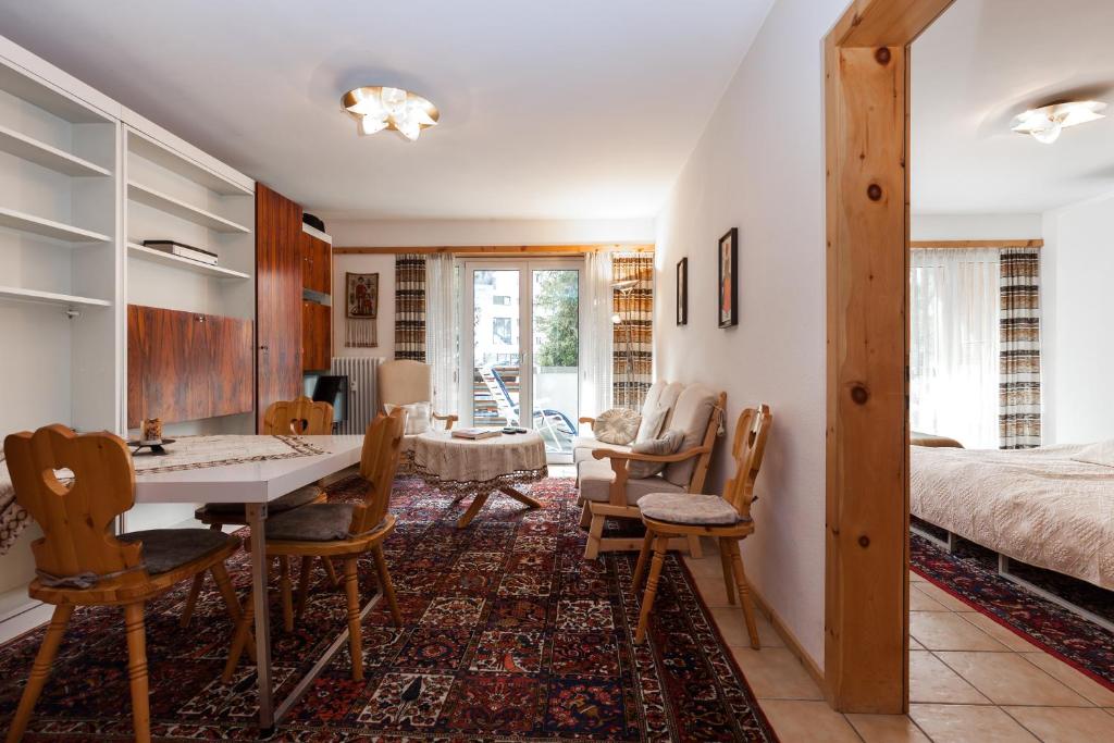 Sankt Moritz-BadChesa Derby 3的客厅配有桌椅和1张床