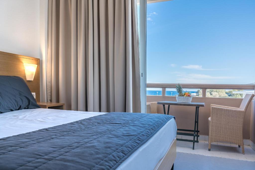 罗德镇城市中心酒店的酒店客房设有一张床和一个阳台。