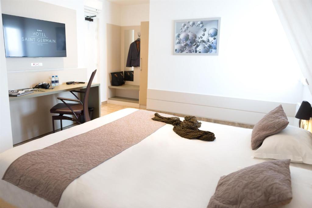 欧奈索斯博伊斯圣日耳曼酒店的一间卧室,床上有泰迪熊