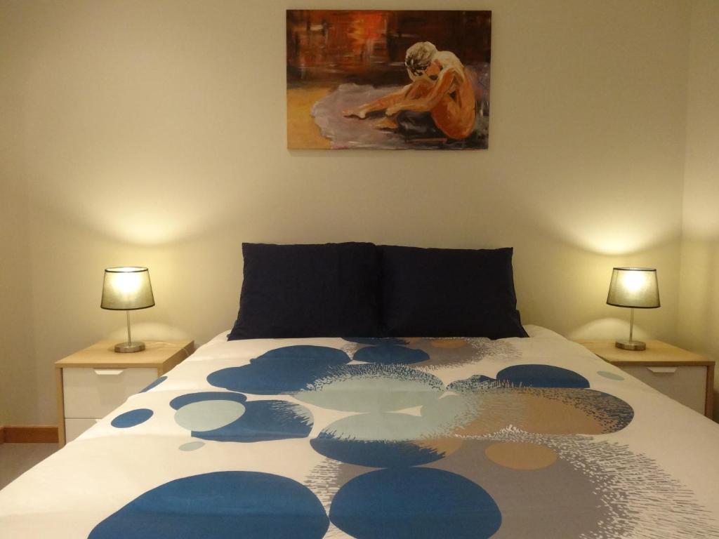 加亚新城Casa em Aldeia Pescadores的一间卧室配有一张壁画床