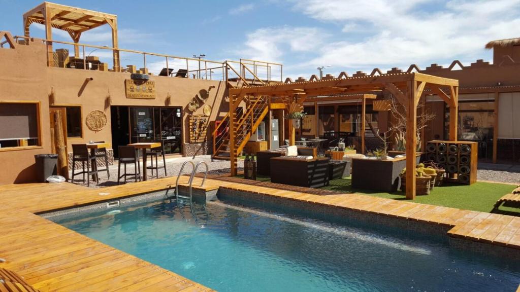 圣佩德罗·德·阿塔卡马Hoteles Pueblo de Tierra的一座带游泳池和庭院的房子