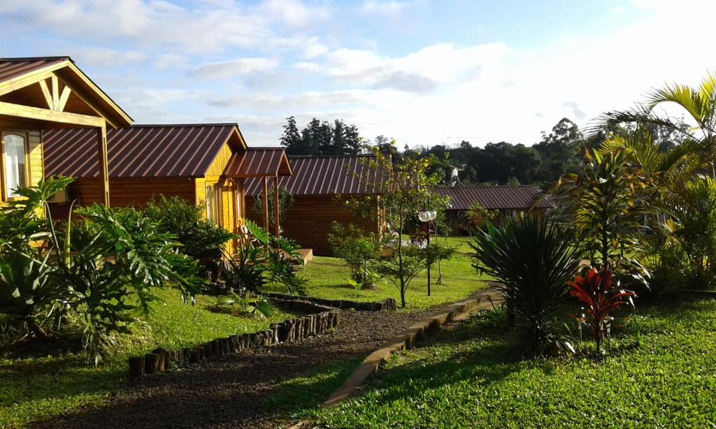 奥韦拉卡瓦尼亚斯多拉利亚山林小屋的一座树木和植物的院子内的房子
