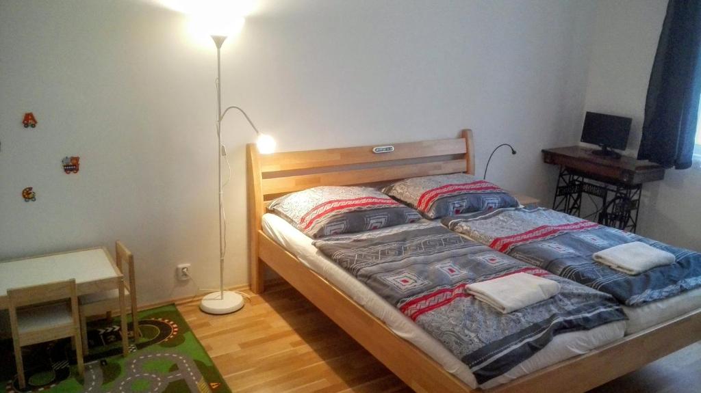 布拉格耶泽尔卡公寓 的一间卧室配有一张带两个枕头的木床