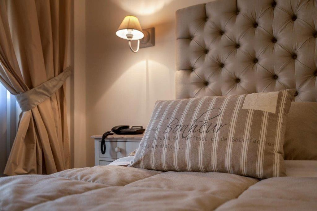 阿韦利诺阿韦利诺维瓦酒店的一间卧室配有一张带床头板和灯的床