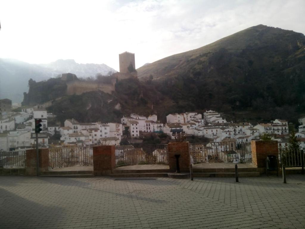 卡索拉Casa Rural El Solarillo的山丘上城堡城市景观