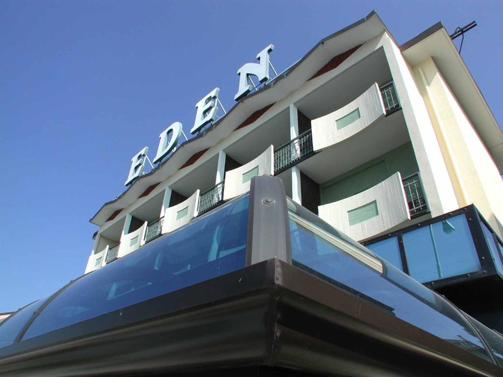 格拉多Hotel Eden的上面有标志的建筑