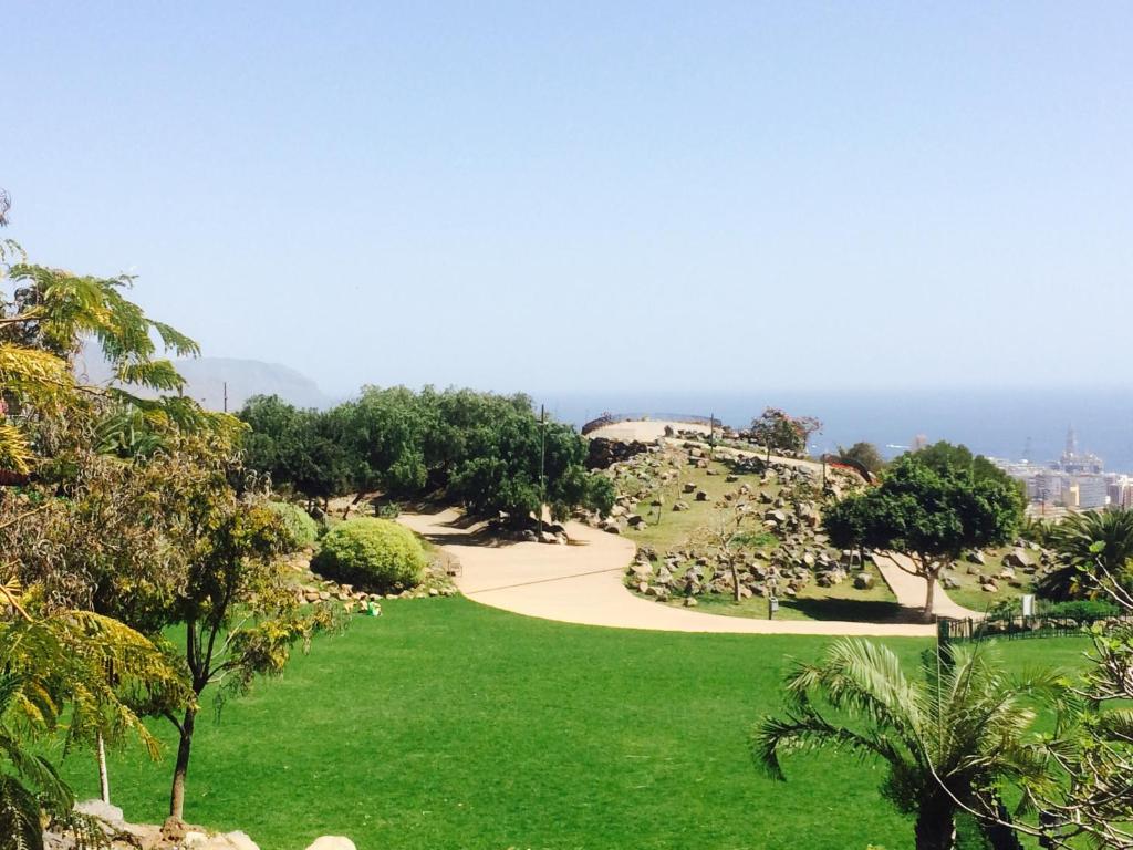 圣克鲁斯-德特内里费Casa Miramar的享有绿草公园和大海的景色