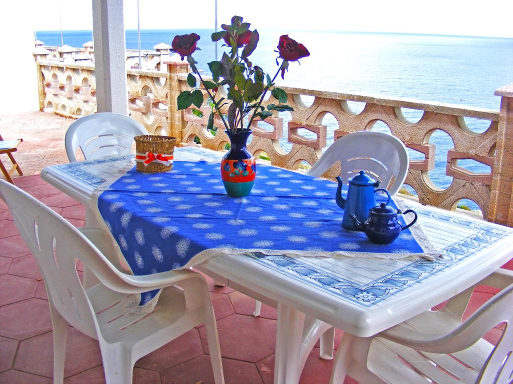 科尔萨诺Villa Guardiola的露台上一张桌子,上面有蓝白的桌布