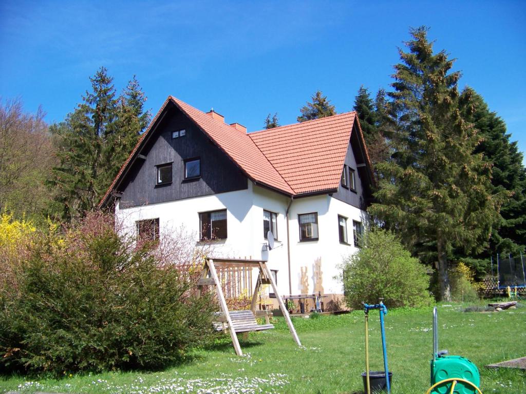 萨斯尼茨Käuzchenkuhle的白色房子,有红色屋顶