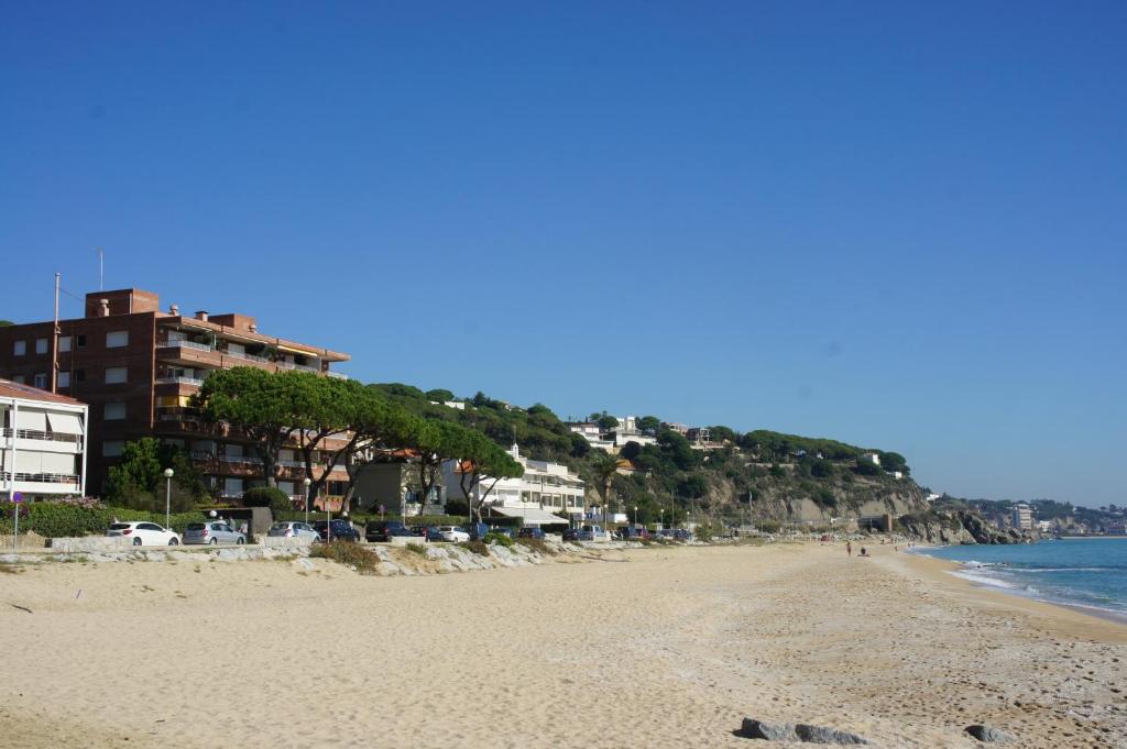滨海阿雷尼斯Musclera的拥有建筑和海洋的沙滩