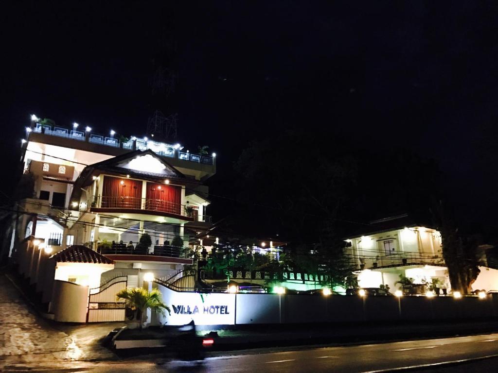 亭可马里维拉酒店的一座在晚上有灯的大建筑