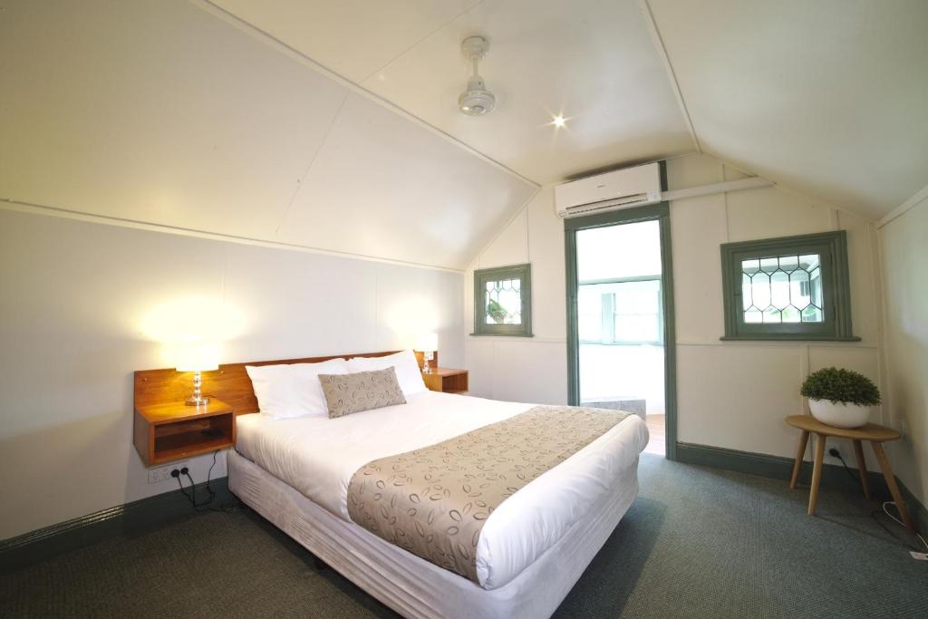巴拉腊特巴拉瑞特站公寓的卧室设有一张白色大床和一扇窗户。