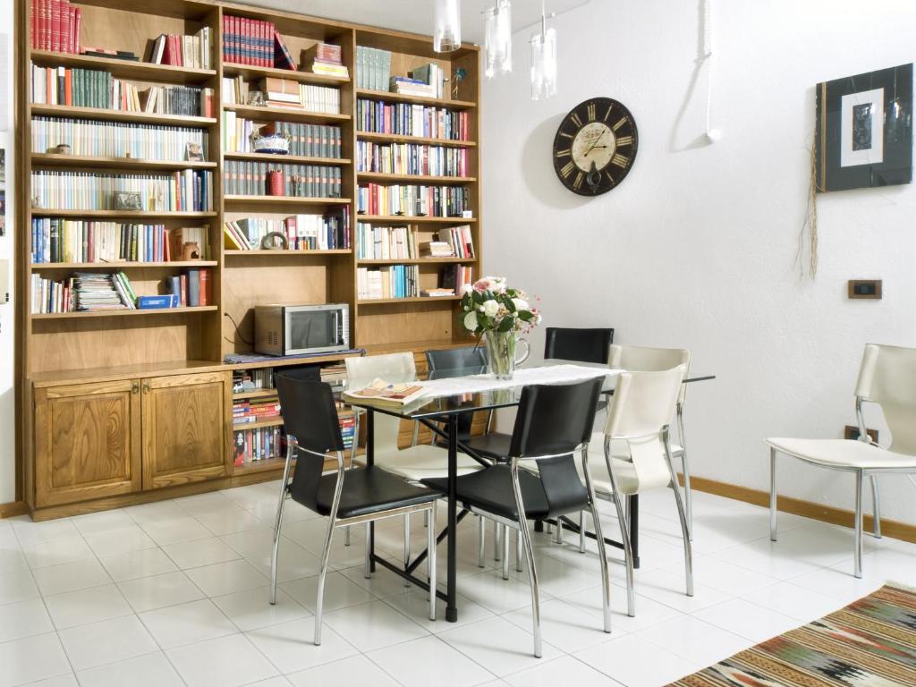 努奥罗Domo Silvia E Paolo的用餐室配有桌椅和书架