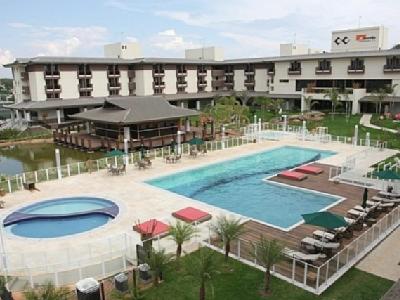 巴西利亚Flat Life Resort com serviço diário de limpeza的大楼前的大型游泳池