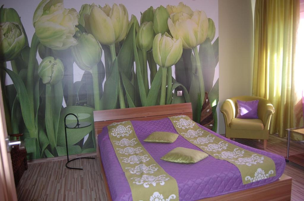 派尔努Kate Sea Apartment的卧室配有一张床和鲜花壁画