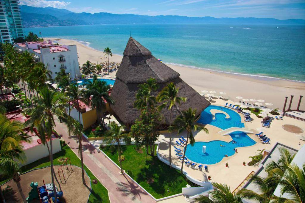 巴亚尔塔港克里斯塔尔巴亚尔塔酒店的海滩上金字塔的度假村的空中景致