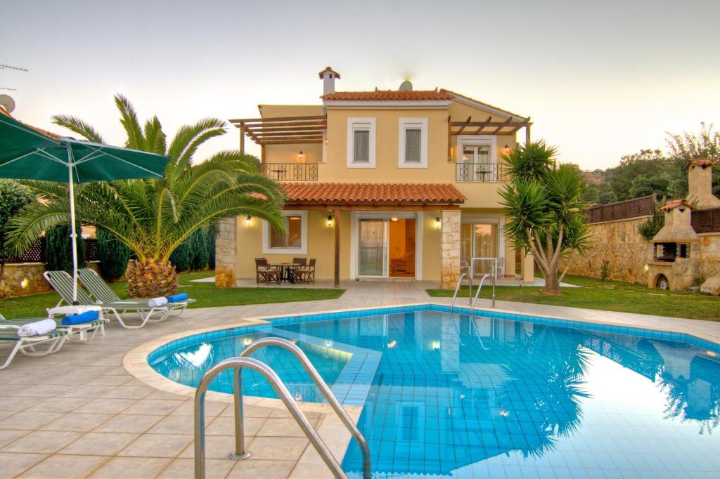 Villa Anemoni内部或周边的泳池
