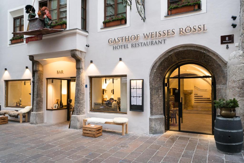 因斯布鲁克Boutiquehotel Weisses Rössl的大楼前有门的商店
