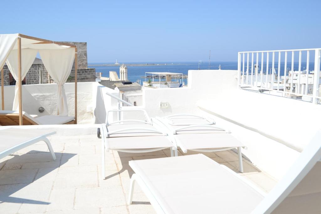 加利波利Domus Dejana的阳台上的一排白色的桌椅