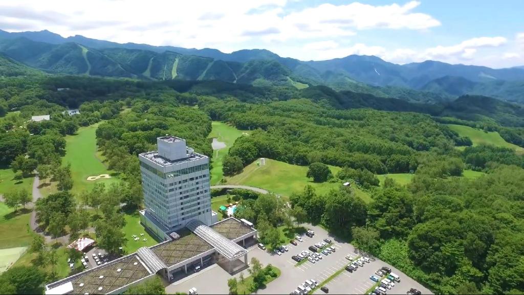 水上町水上町康元200号酒店的享有建筑的空中景观,以群山为背景