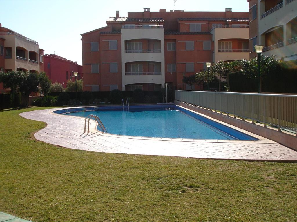 拉梅特拉·德·玛尔Marina Sant Jordi 27的一座游泳池,位于一座建筑旁的院子内