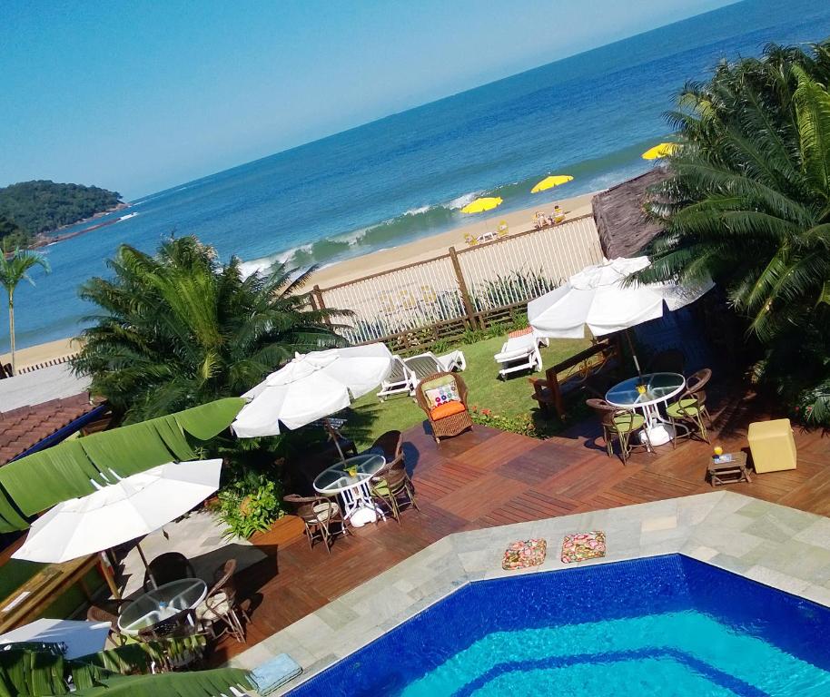 博西坎加Pousada DiMari的享有游泳池和海滩的景色