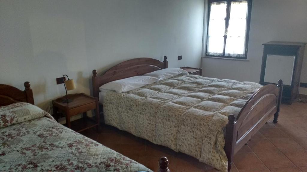 Villa VicentinaVilla Asiola的一间卧室设有两张床和窗户。