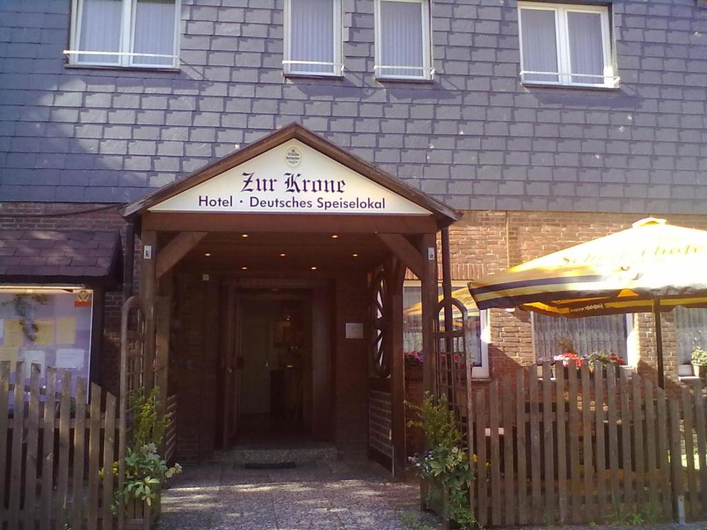 希尔泽祖尔克隆酒店的前面有标志的建筑