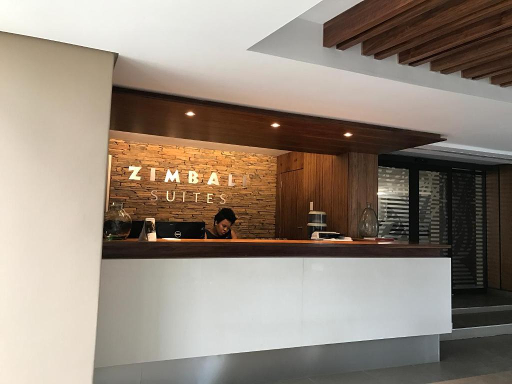 巴利托Zimbali Suite 107的坐在餐厅酒吧里的人