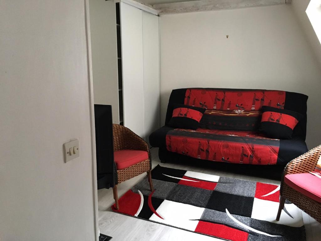 巴黎舒适度假公寓的客厅配有沙发和椅子