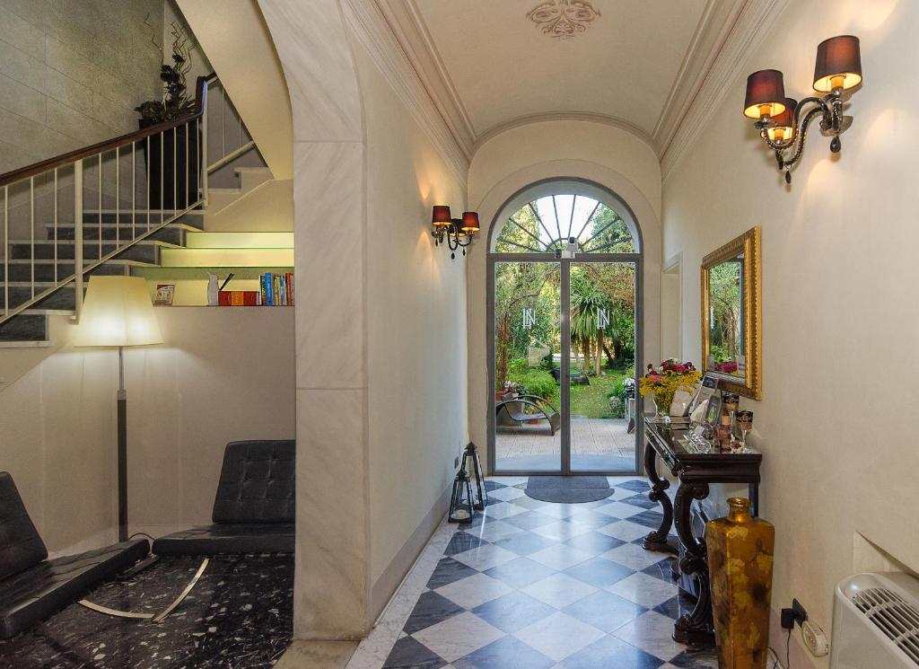 比萨诺文切托酒店的走廊设有楼梯和入口