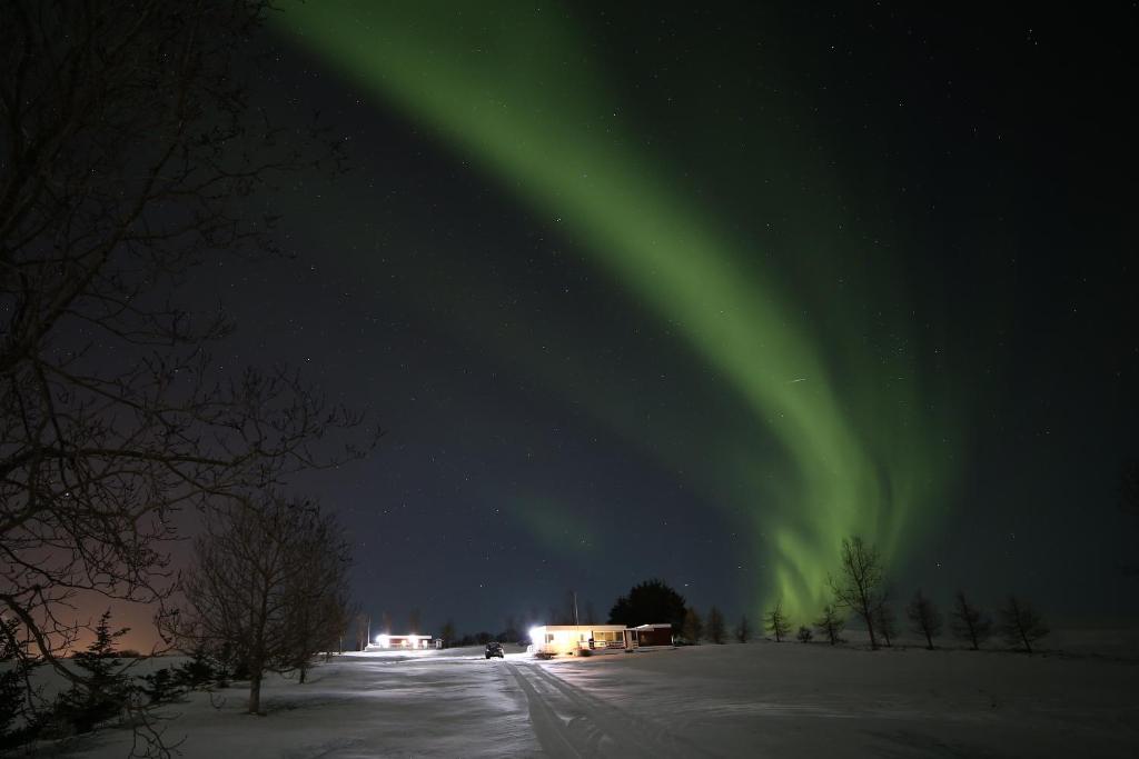 达尔维克Höfði Cottages的天空中天上一片雪覆盖的田野