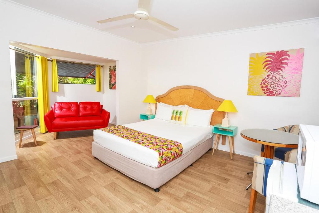 道格拉斯港道格拉斯港汽车旅馆的一间卧室配有一张床和一张红色的沙发