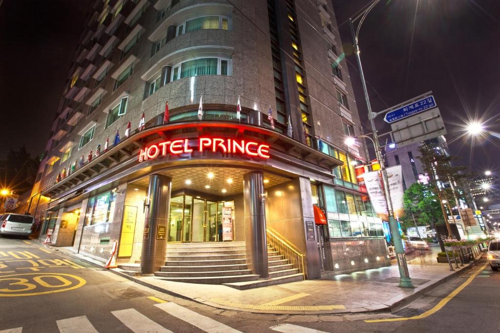 首尔首尔王子酒店的夜间城市街道的酒店入口