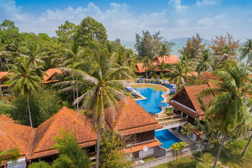 邦沙潘邦萨潘珊瑚酒店的享有度假村的空中景致,设有游泳池和棕榈树