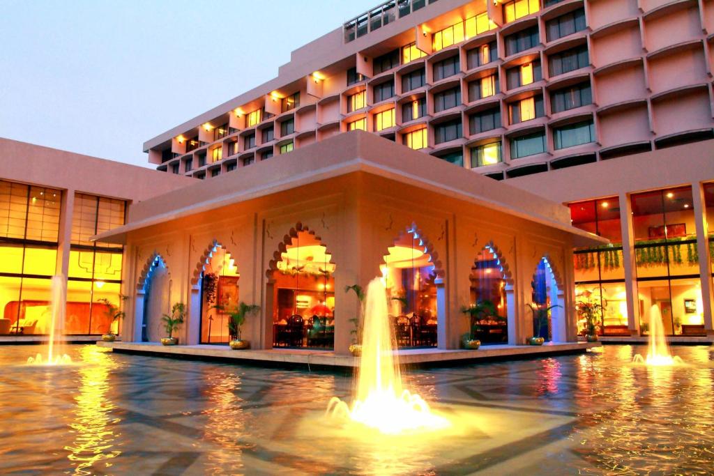 达卡达卡泛太平洋酒店的一座建筑前有喷泉的酒店
