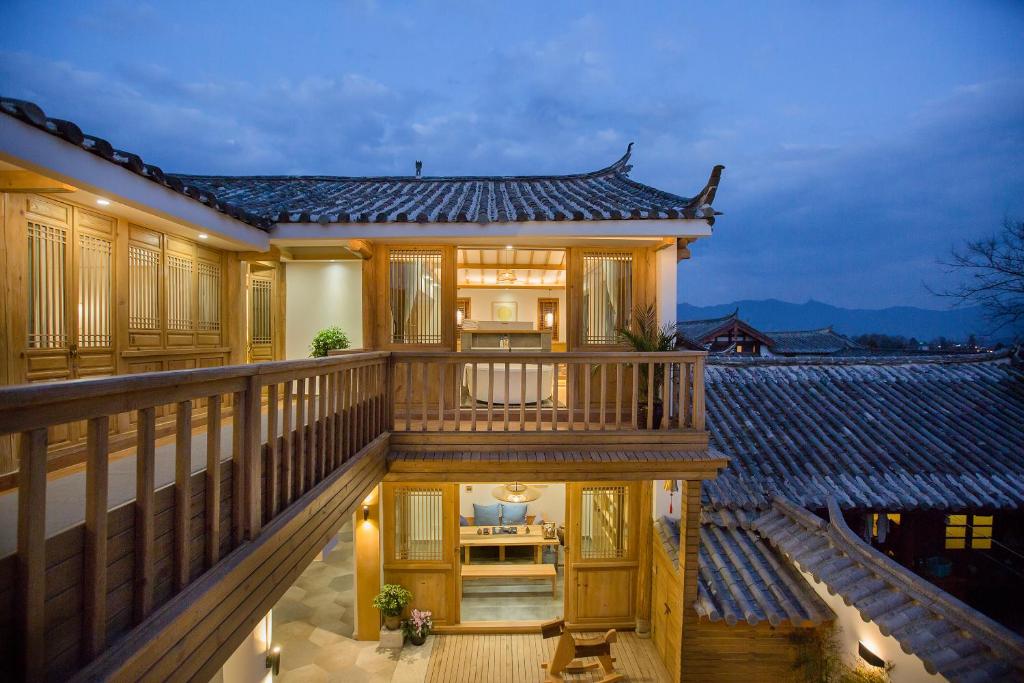 丽江丽江简舍客栈的带阳台的房屋的顶部景致